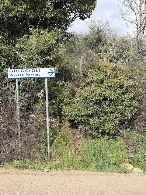 Il cartello «Griccioli Private Parking»: la sterrata parte da qui.