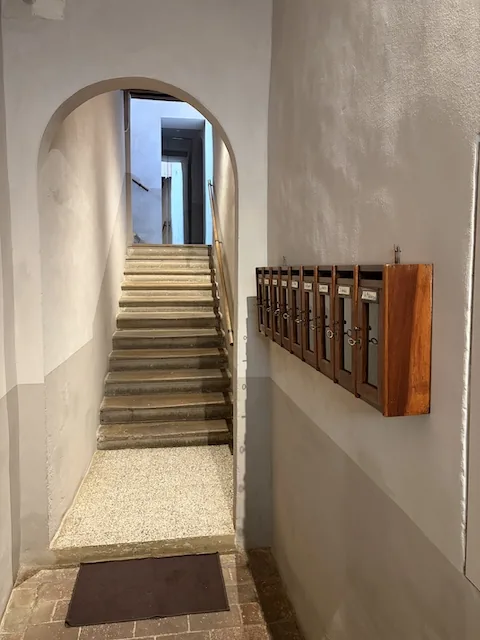 Dentro, sulla destra: le cassette con le chiavi, una per camera.