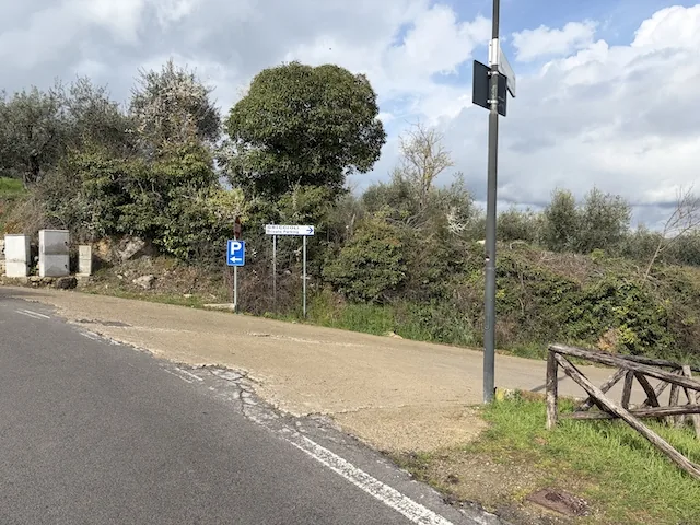 L’imbocco della strada sterrata che porta al parcheggio.