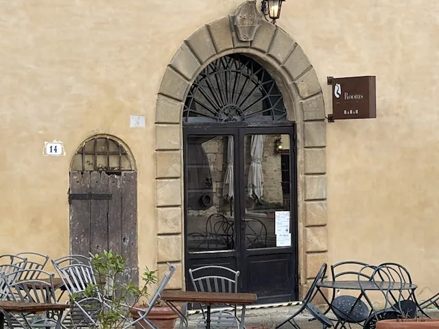 L’ingresso del Wine Bistrot, sulla piazza: qui si ritirano le chiavi fino alle 19:00.