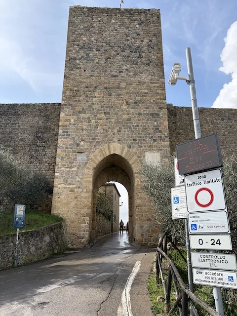 La porta del castello, con il cartello della zona a traffico limitato.