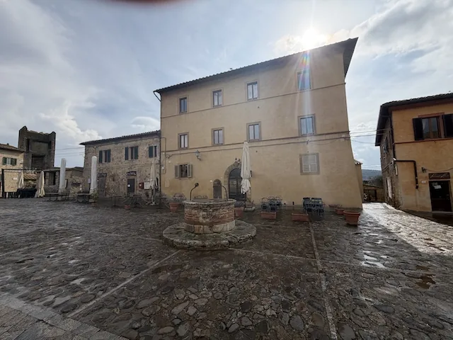 Il pozzo sulla piazza: il palazzo giallo a tre piani è il nostro.
