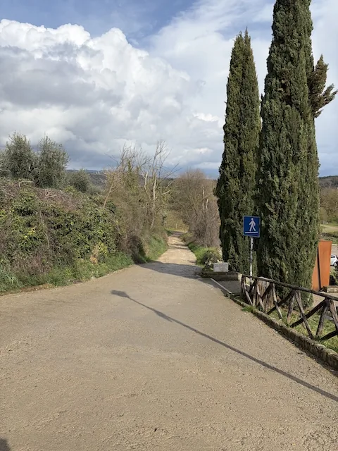 La sterrata: centocinquanta metri e il parcheggio è sulla destra.