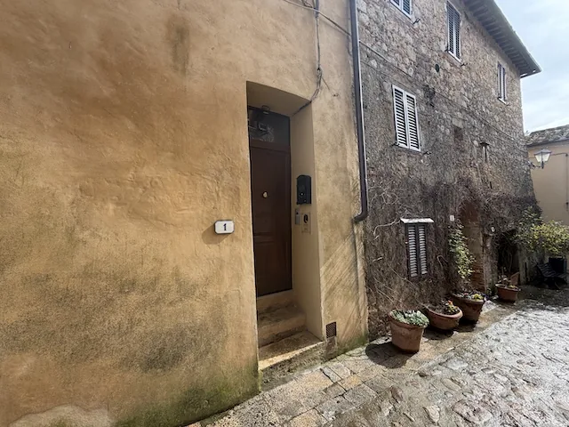 Il vicolo a destra del palazzo, in Via Ava dei Lambardi.