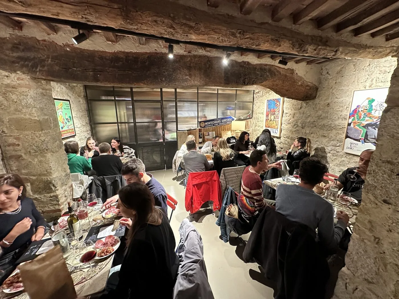 La sala interna piena di ospiti a cena