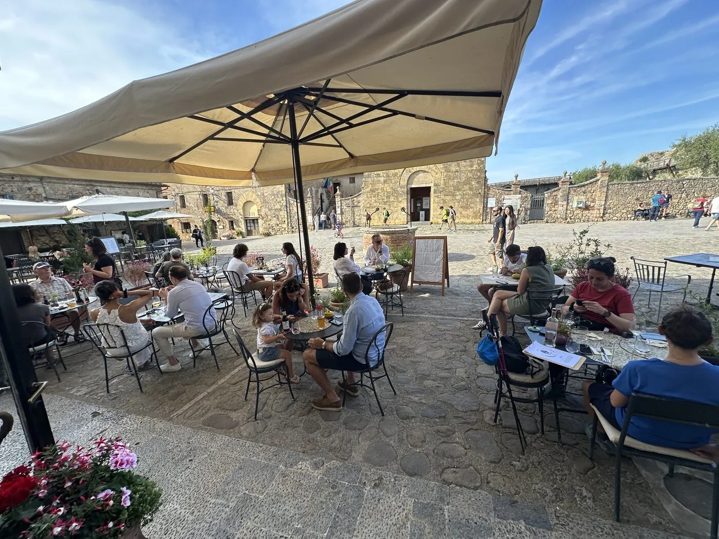 Tavoli sotto gli ombrelloni sulla piazza del castello