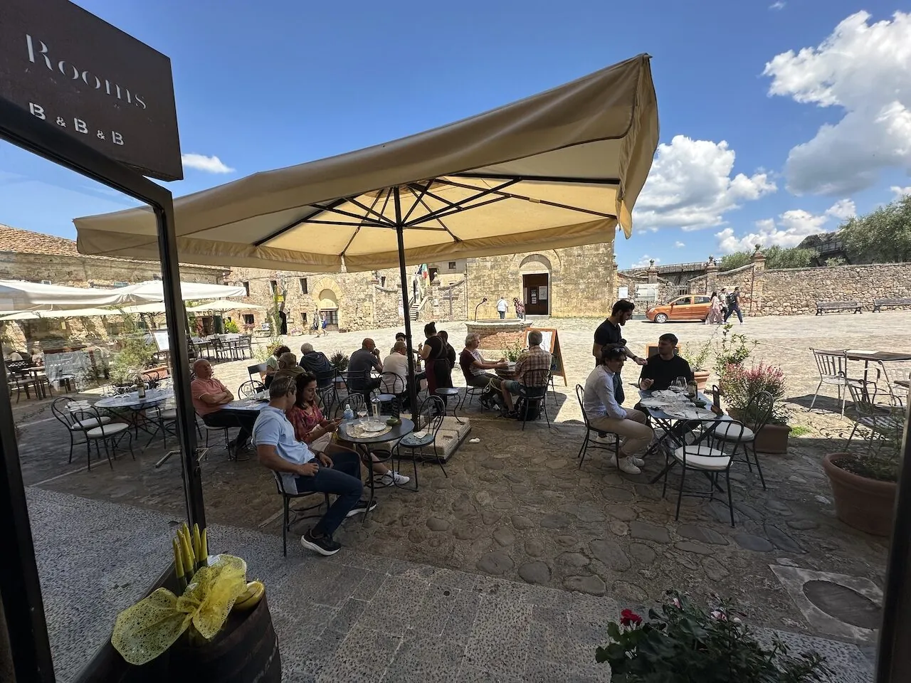 I tavoli in piazza sotto l'insegna Rooms