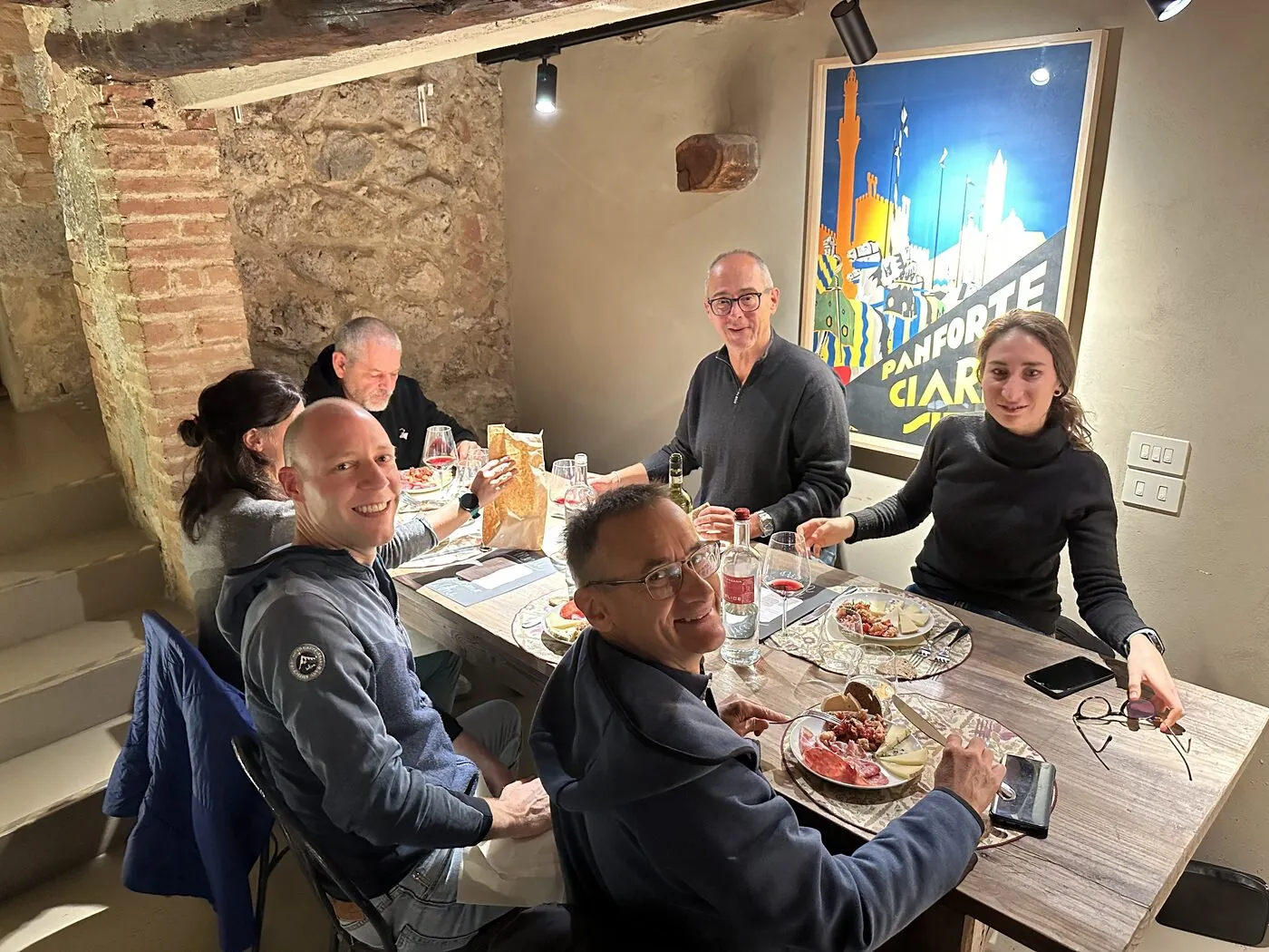 Ospiti a tavola nella sala interna del bistrot