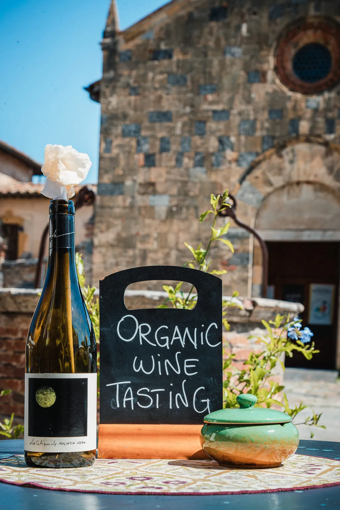 Bottiglia di vino biologico accanto alla lavagna Organic Wine