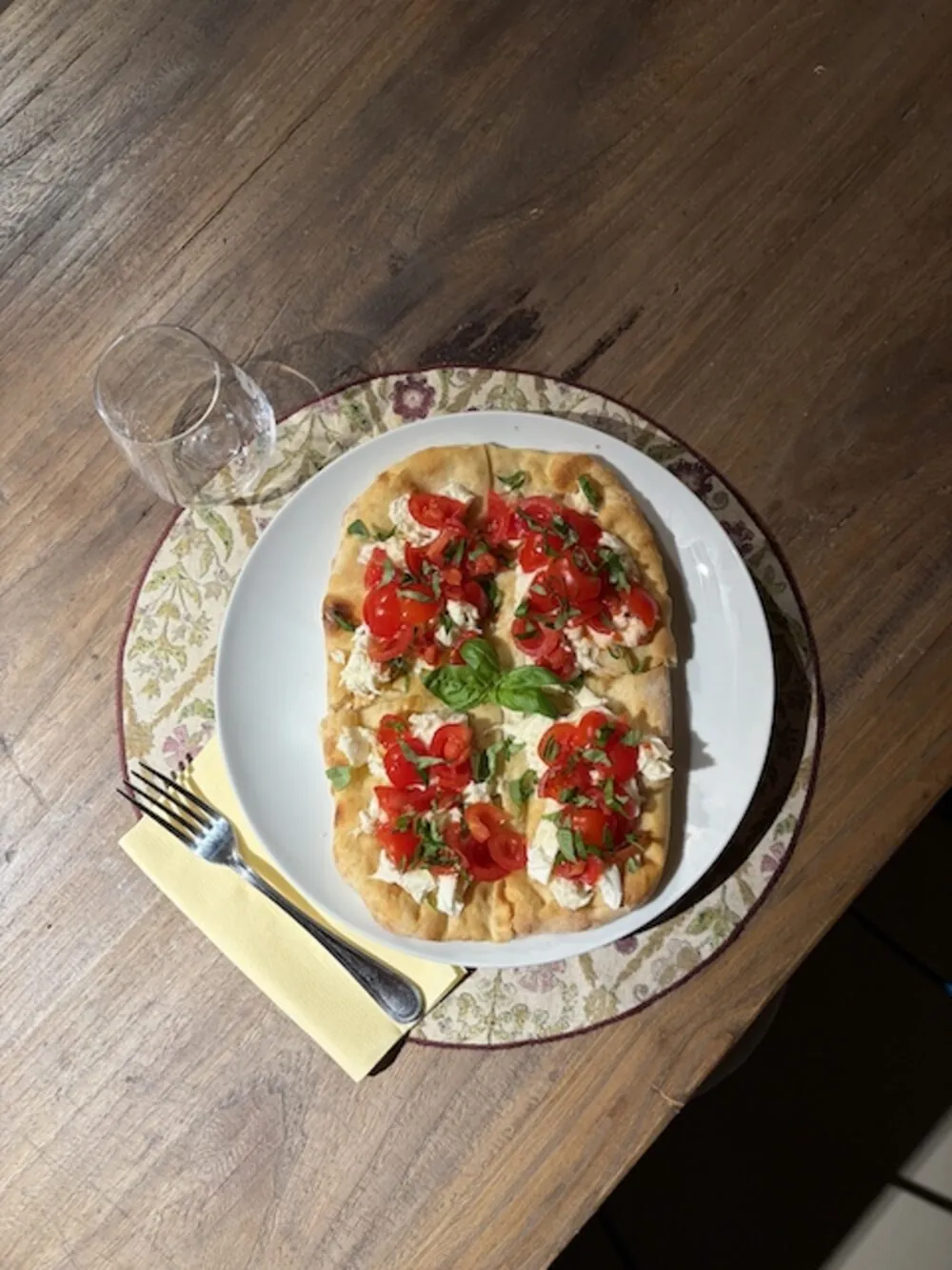 Pinsa con pomodorini, mozzarella e basilico