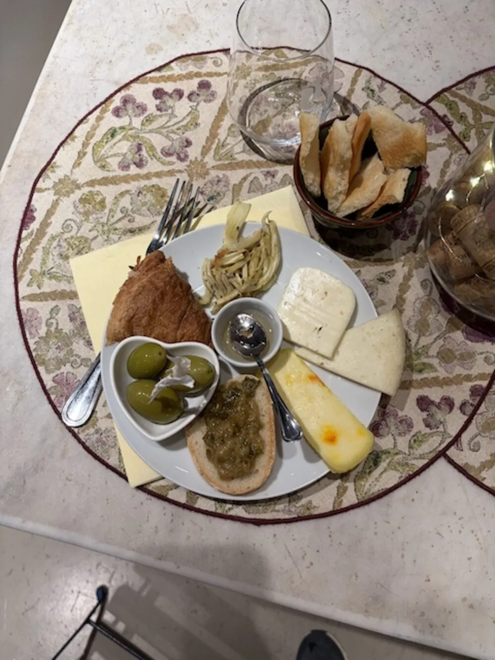 Piattino toscano vegetariano con formaggi, verdure e crostini