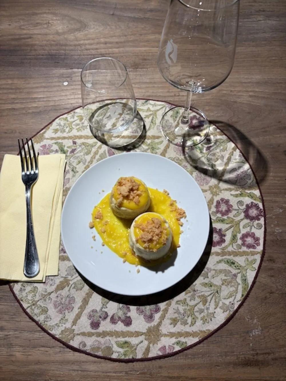 Timballo su crema, servito al tavolo