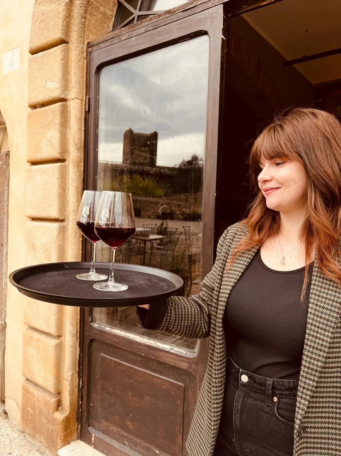 Due calici di vino rosso portati ai tavoli