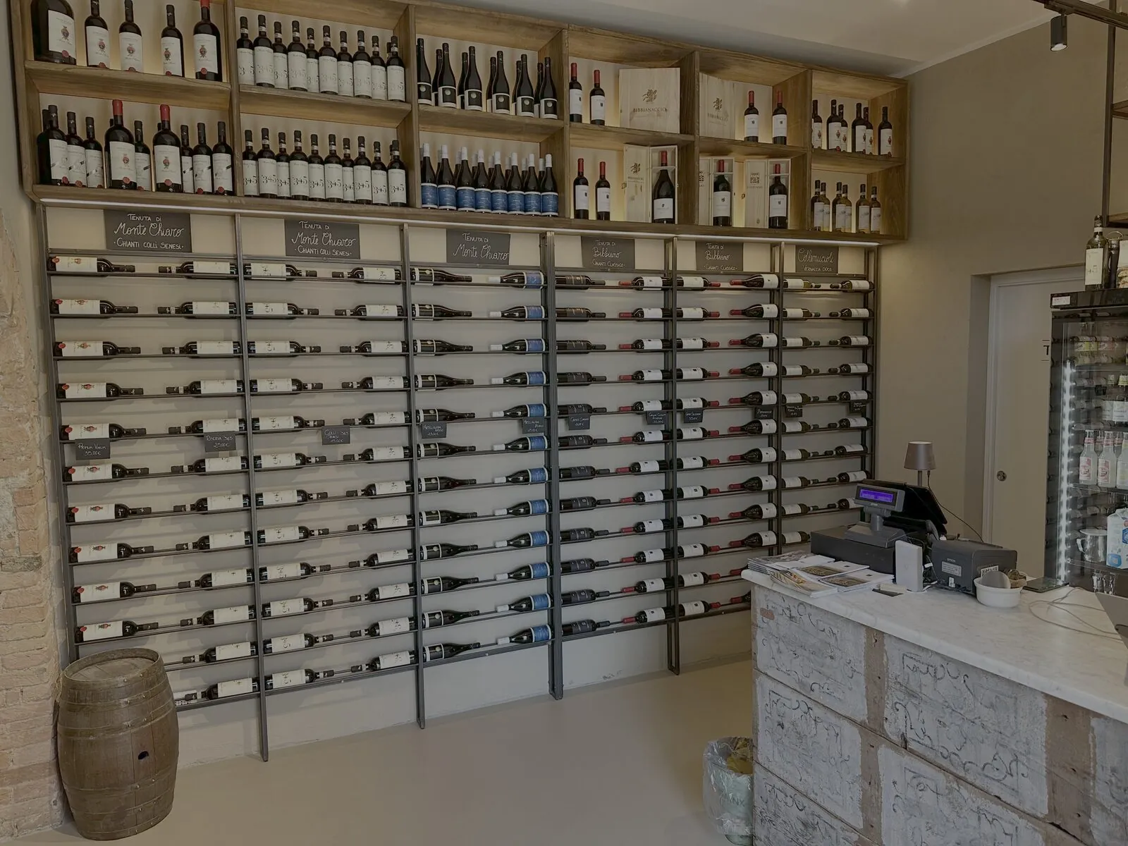 La parete dei vini del Wine Bistrot, con le bottiglie della tenuta di famiglia