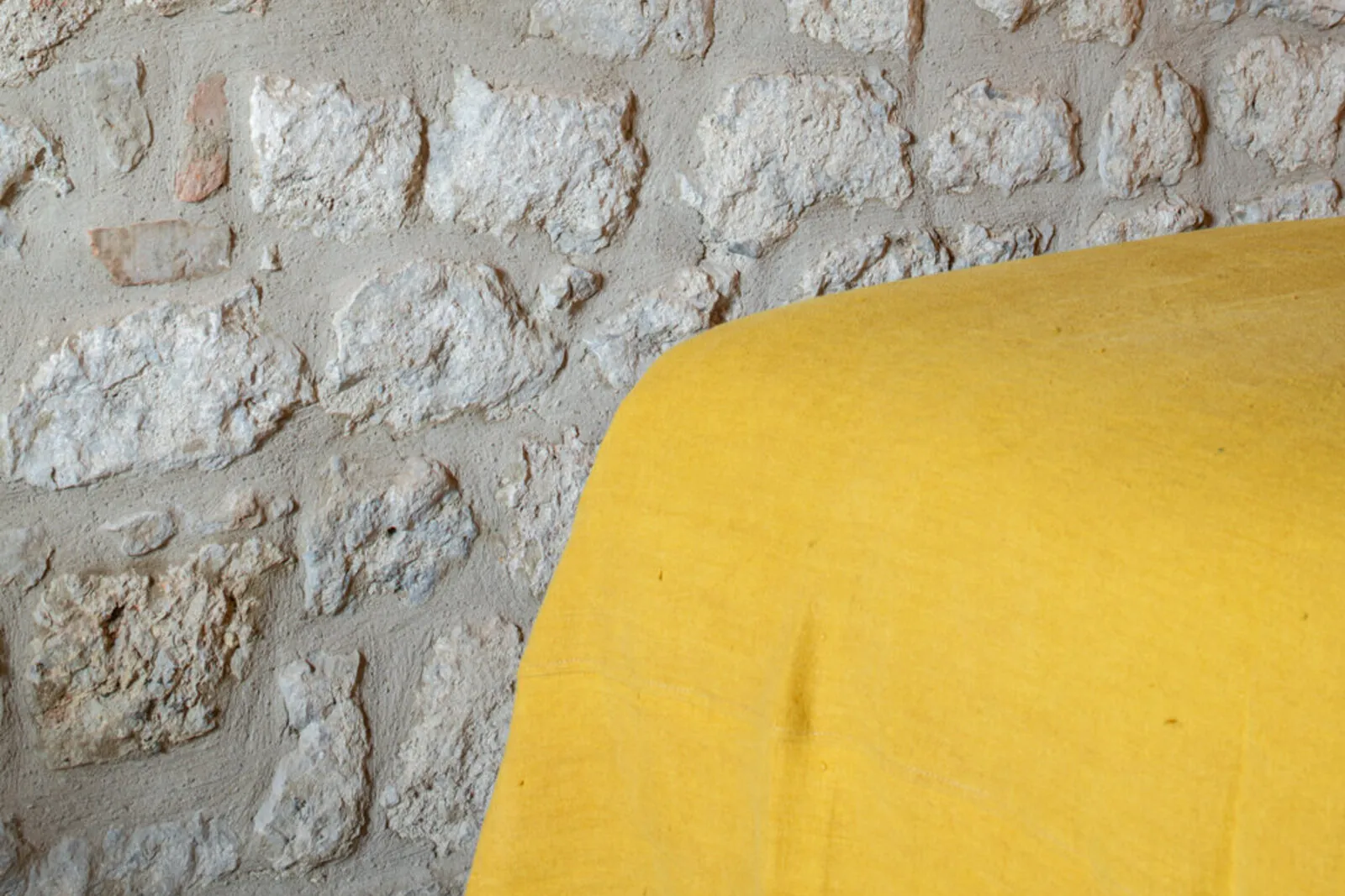 La Malvasia, il muro in pietra e il lino giallo