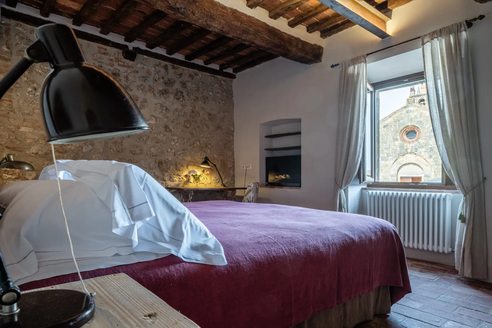 La Piazza, il letto e il muro in pietra