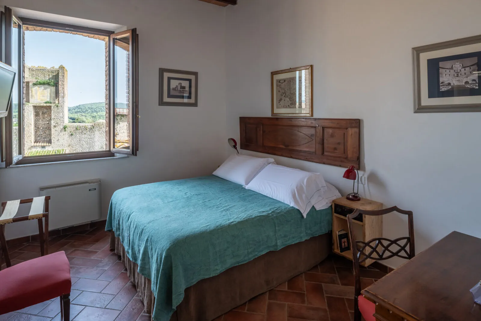 Le Mura, il letto e la finestra sulla campagna