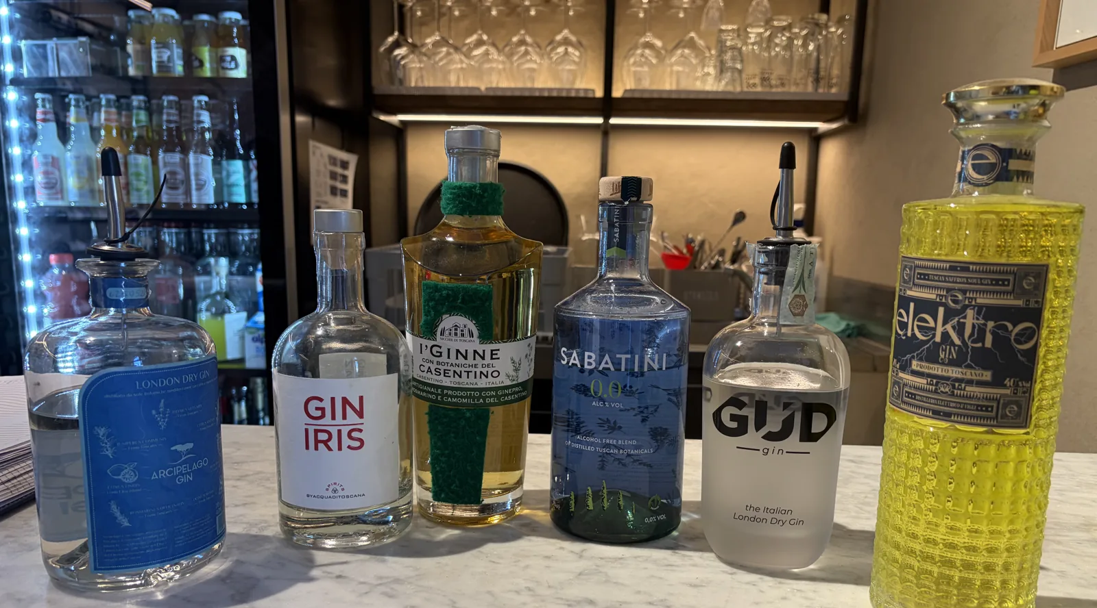 Sei bottiglie di gin sul banco di marmo del Wine Bistrot