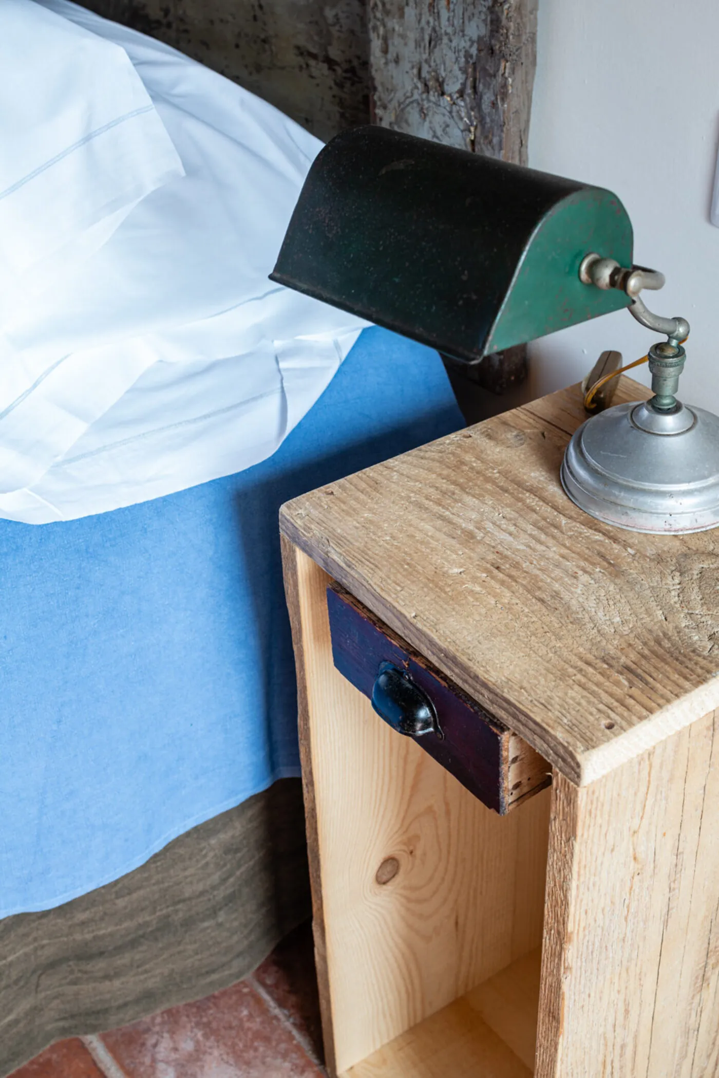 Lampada vintage sul comodino in legno di recupero