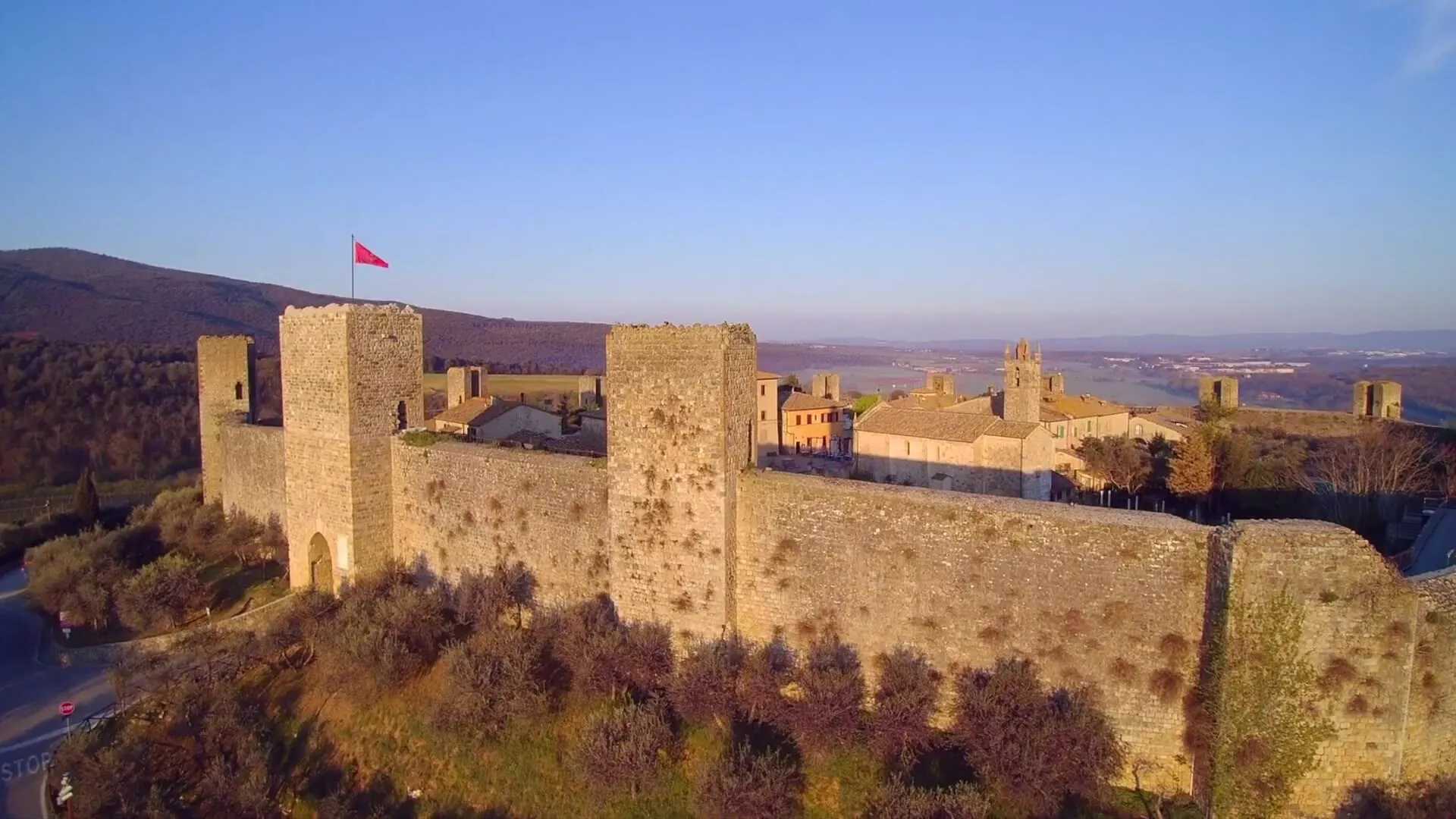Die Burg von Monteriggioni von oben, bei Sonnenuntergang